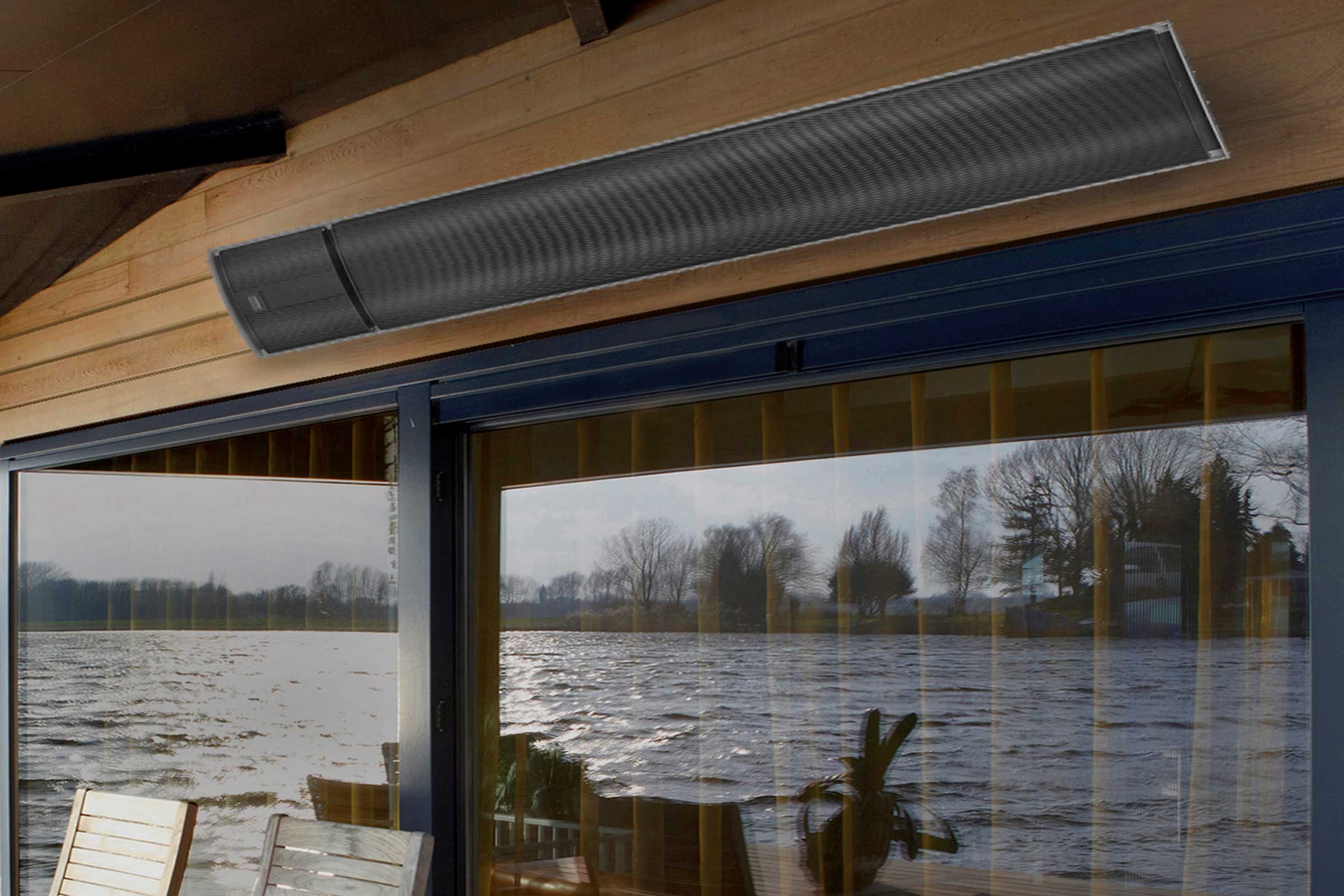 Radiateur de terrasse monté au plafond sur une terrasse surplombant un lac