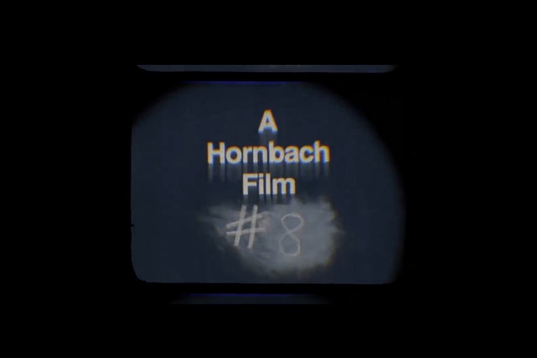 Un lettrage de film Hornbach numéro 8 sur un fond sombre dans un style vidéo rétro
Lire la vidéo