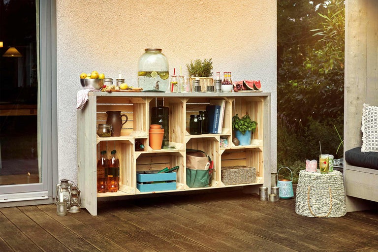 Bar d'extérieur DIY en caisses en bois avec boissons, verres et décorations