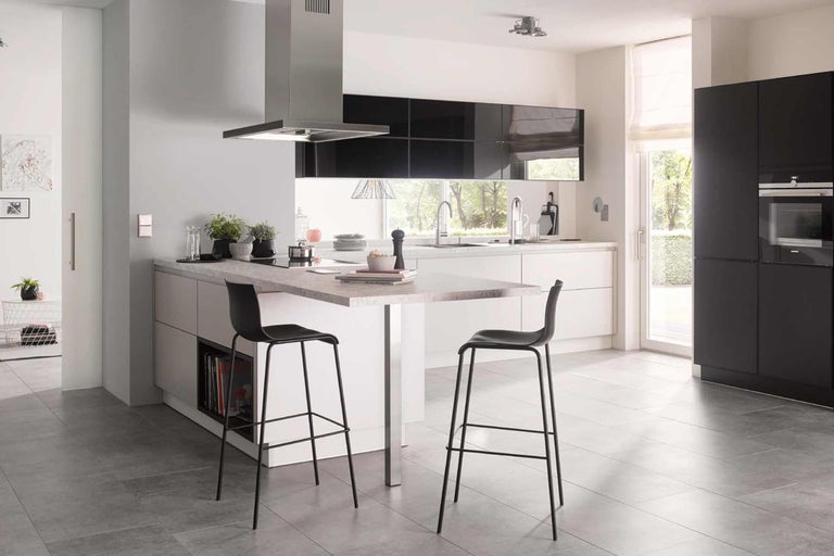 Moderne Küche mit Kochinsel, Dunstabzugshaube und Barhockern.