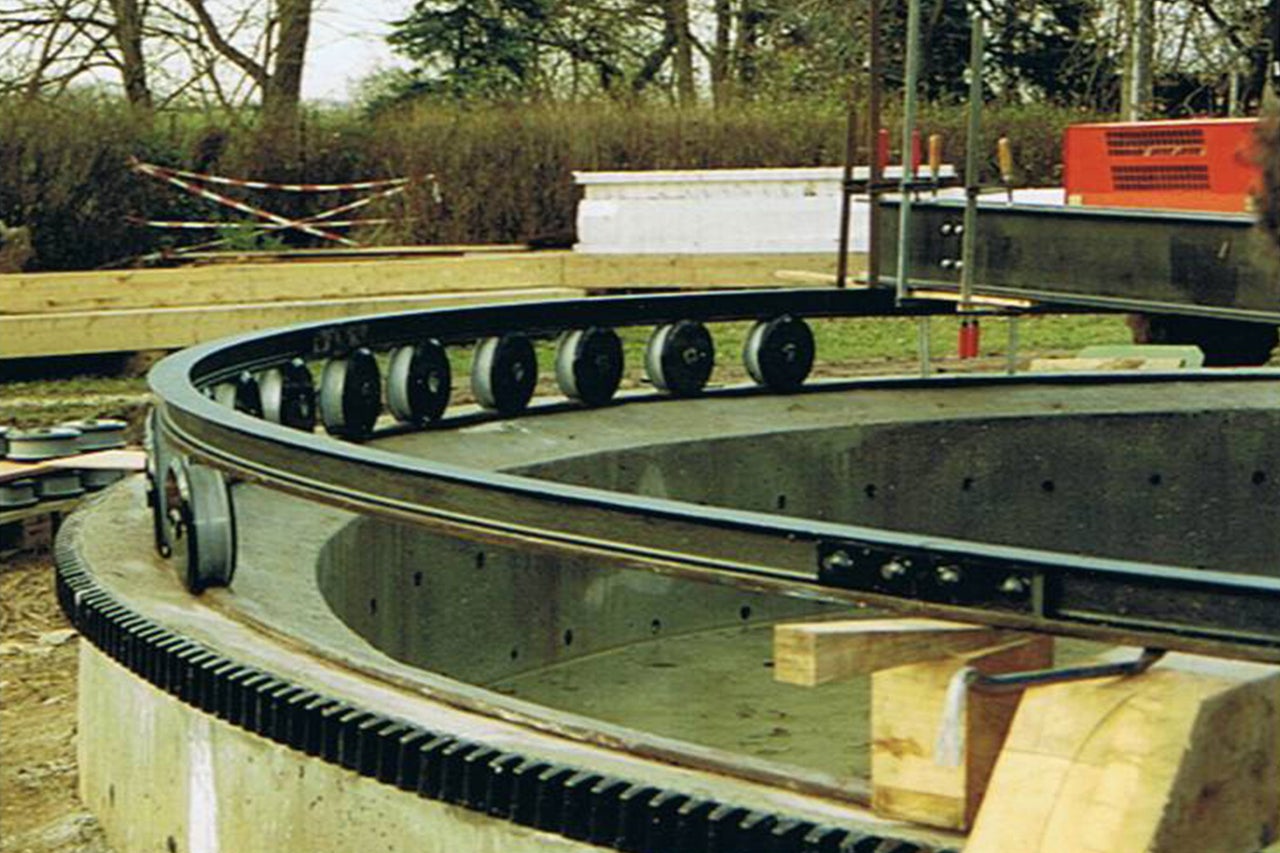 Construction de scène rotative avec couronne dentée et rouleaux