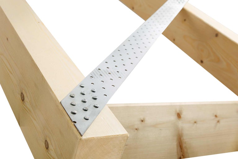 Construction en bois avec bande en acier pour connecteurs de bois