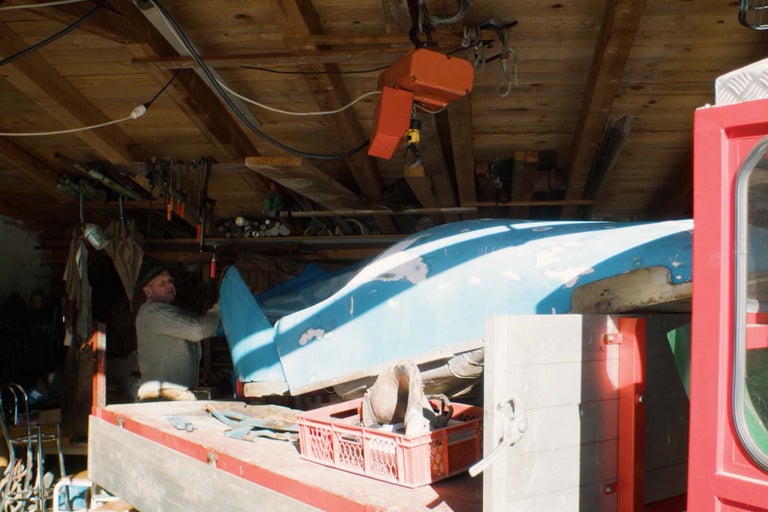 Werkstatt mit elektrischer Hebevorrichtung und unfertigem Flugzeugrumpf