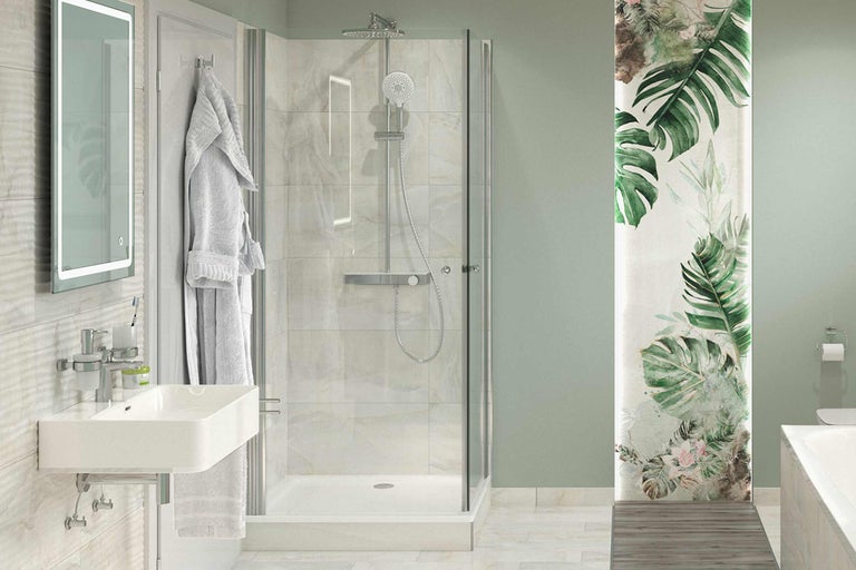 Salle de bain lumineuse avec douche, lavabo et miroir