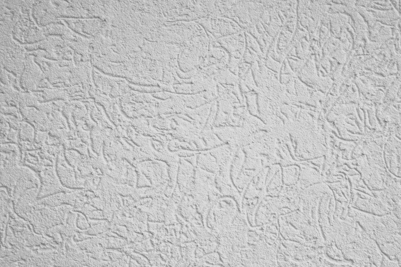 Gros plan d'un mur avec une structure d'enduit gratté