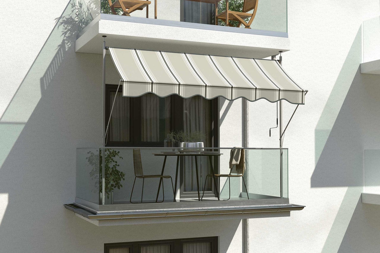 Balcon avec store, table et chaises d'extérieur