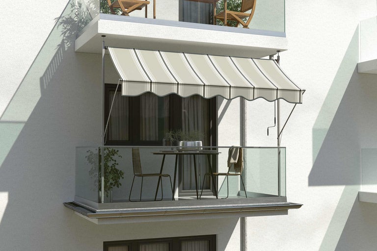 Balkon mit Markise, Tisch und Stühlen für den Aussenbereich