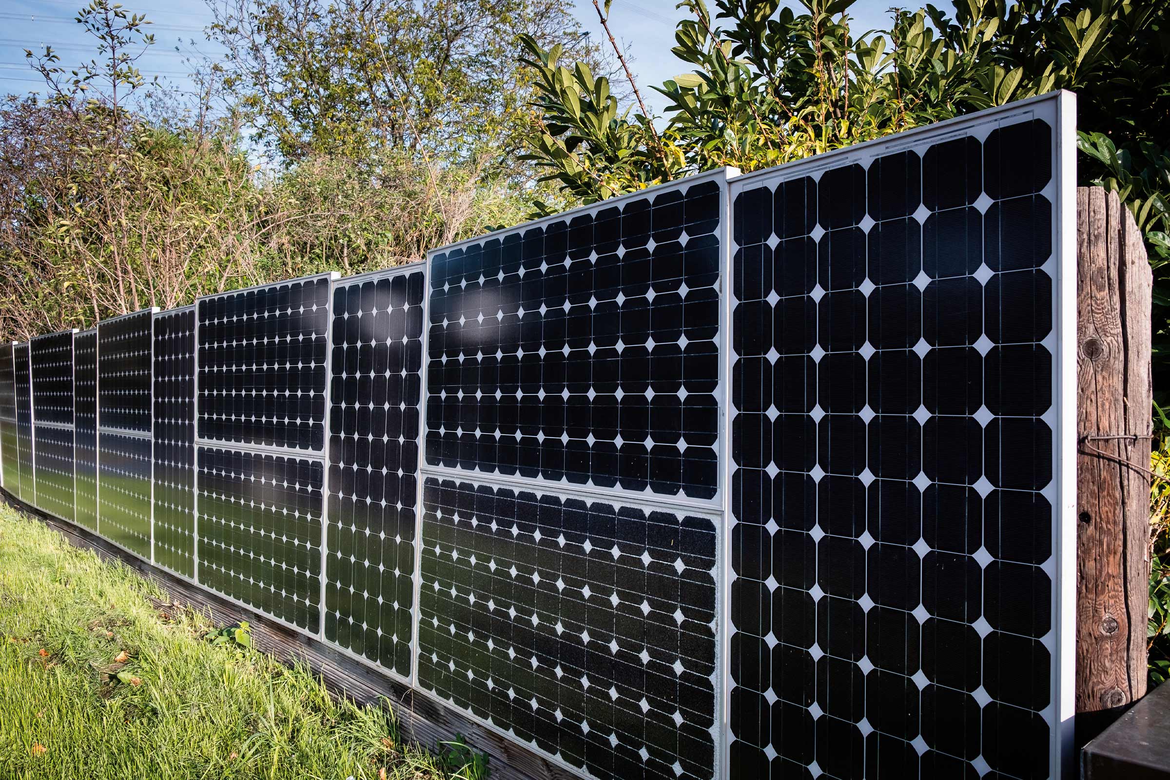 Reihe von Solarmodulen im Aussenbereich