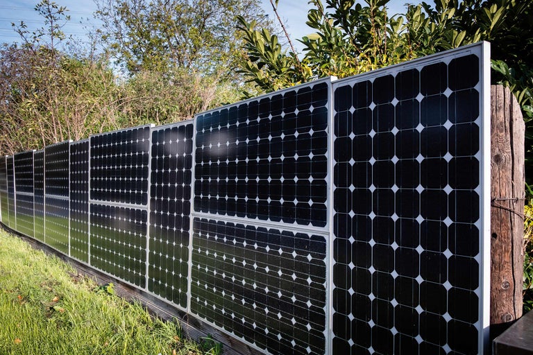 Rangée de panneaux solaires en extérieur