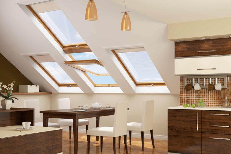 Helle Dachgeschosswohnung mit Dachfenstern, Esstisch und Küchenzeile.