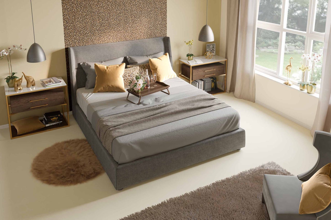 Chambre lumineuse avec lit, tables de chevet et tapis