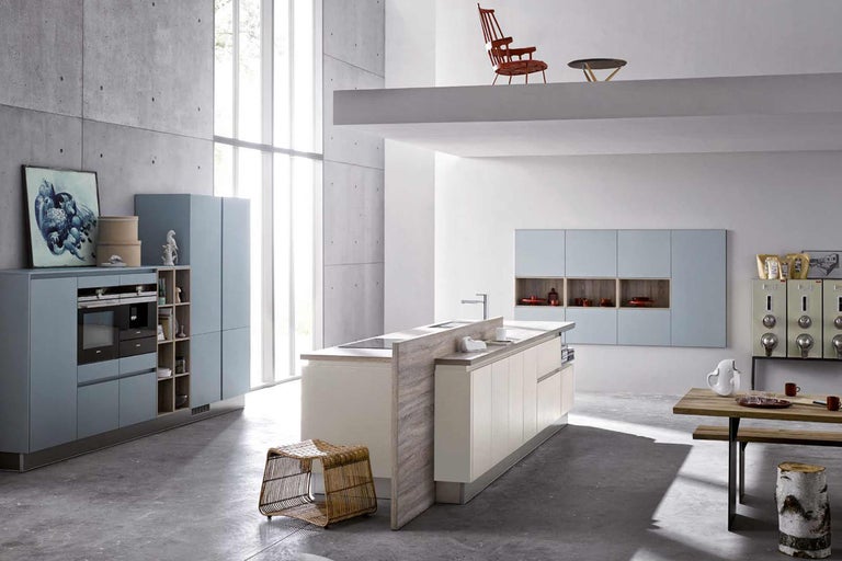 Moderne Küche mit Kücheninsel, Esstisch und Stühlen in hellem, geräumigem Ambiente