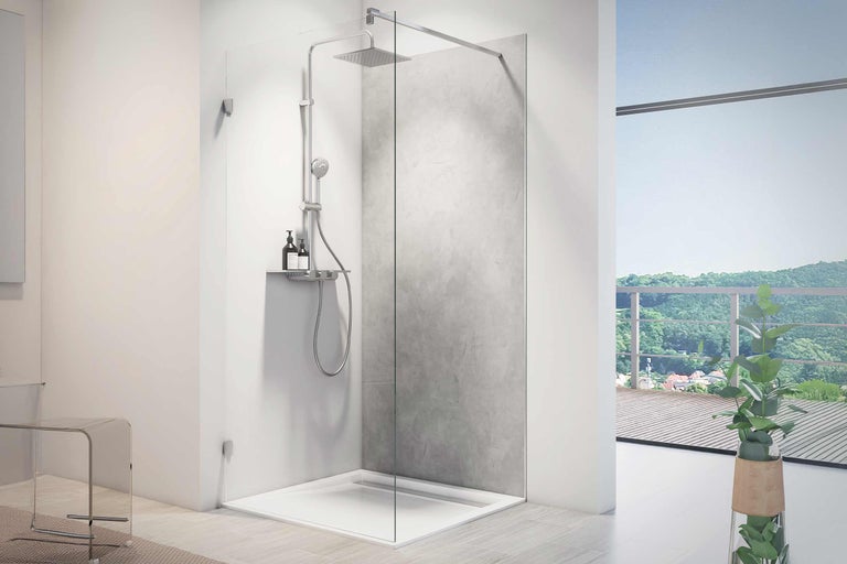 Douche à l'italienne avec caniveau de douche et système de douche devant une fenêtre