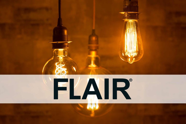 Trois luminaires décoratifs avec le logo FLAIR.