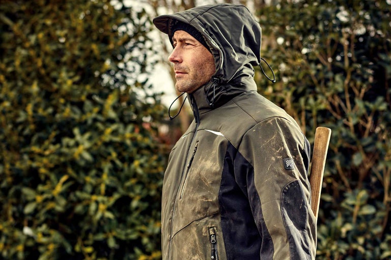 Homme portant une veste d'extérieur hydrofuge à capuche