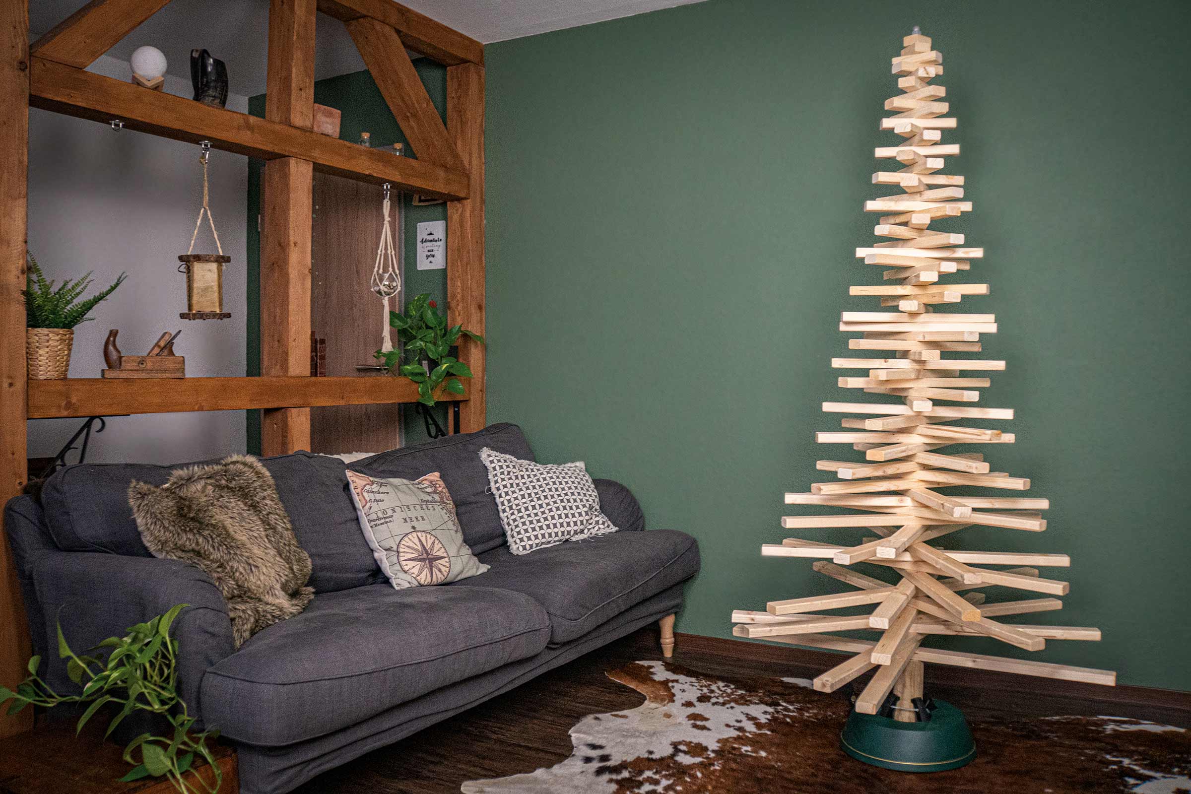 Salon décoratif avec canapé et sapin en bois