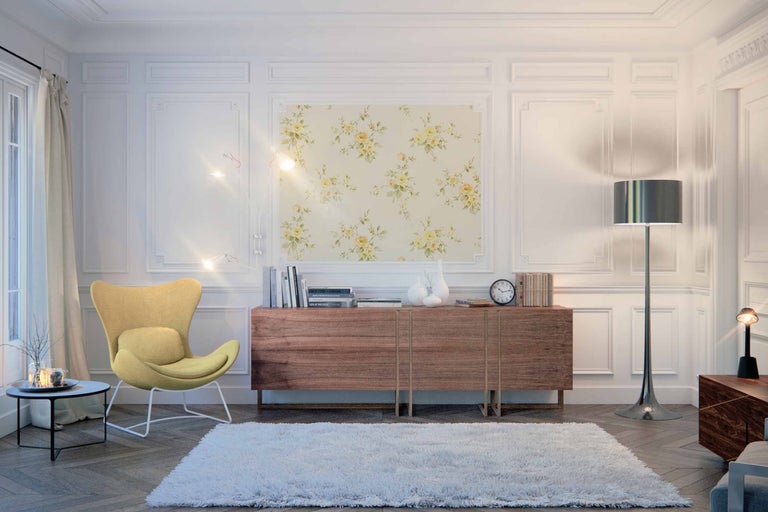 Salon avec fauteuil jaune, buffet, tapis et papier peint floral