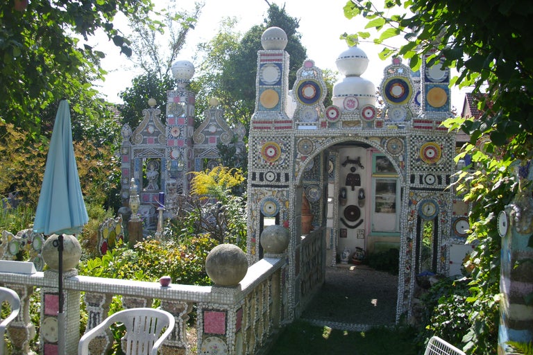 Dekorativer Garten mit Ornamenten aus Keramik und Steinen