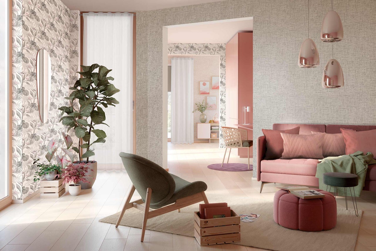 Salon avec canapé, fauteuil, plantes et décoration murale pour une ambiance chaleureuse