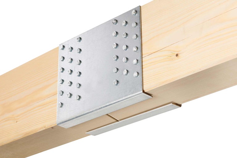 Connecteur de poutre en métal fixé à une poutre en bois avec des vis