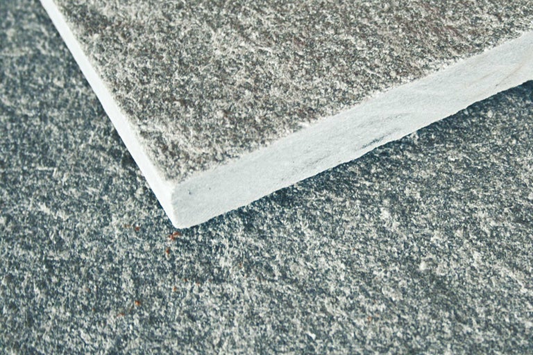 Détail d'un carreau en pierre naturelle grise