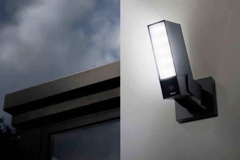 Applique murale extérieure sombre avec caméra intégrée fixée à un mur