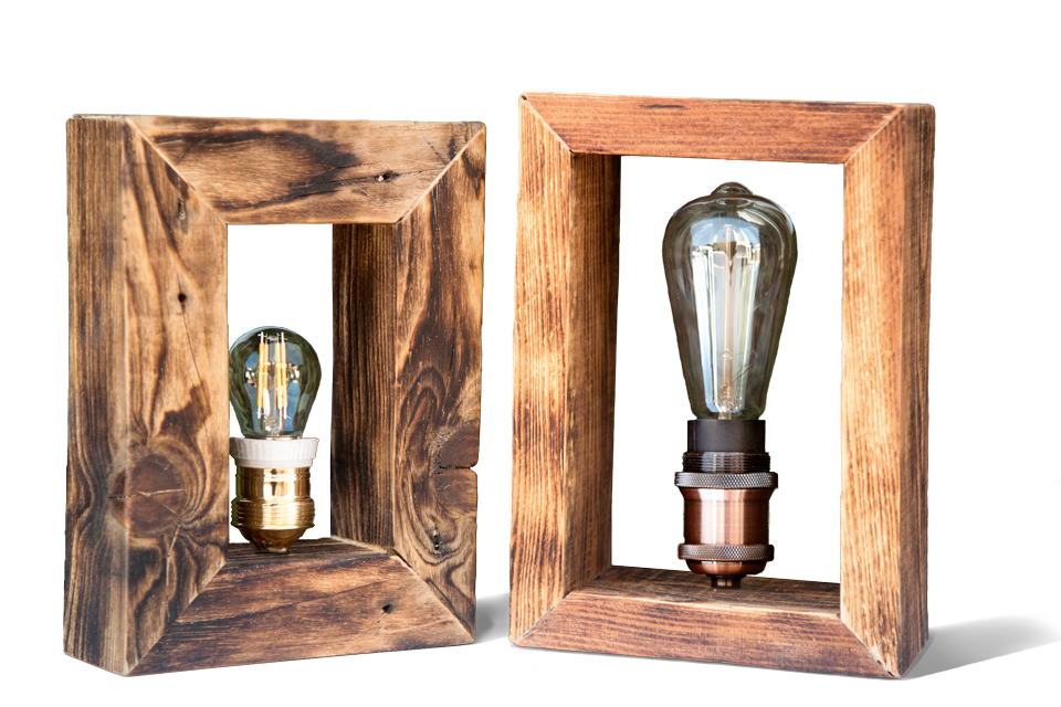 Deux lampes de table décoratives en bois avec des ampoules