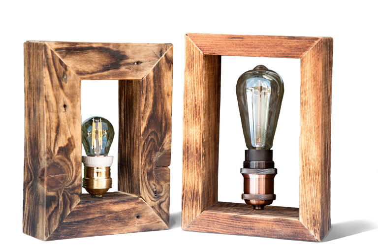 Deux lampes de table décoratives en bois avec des ampoules