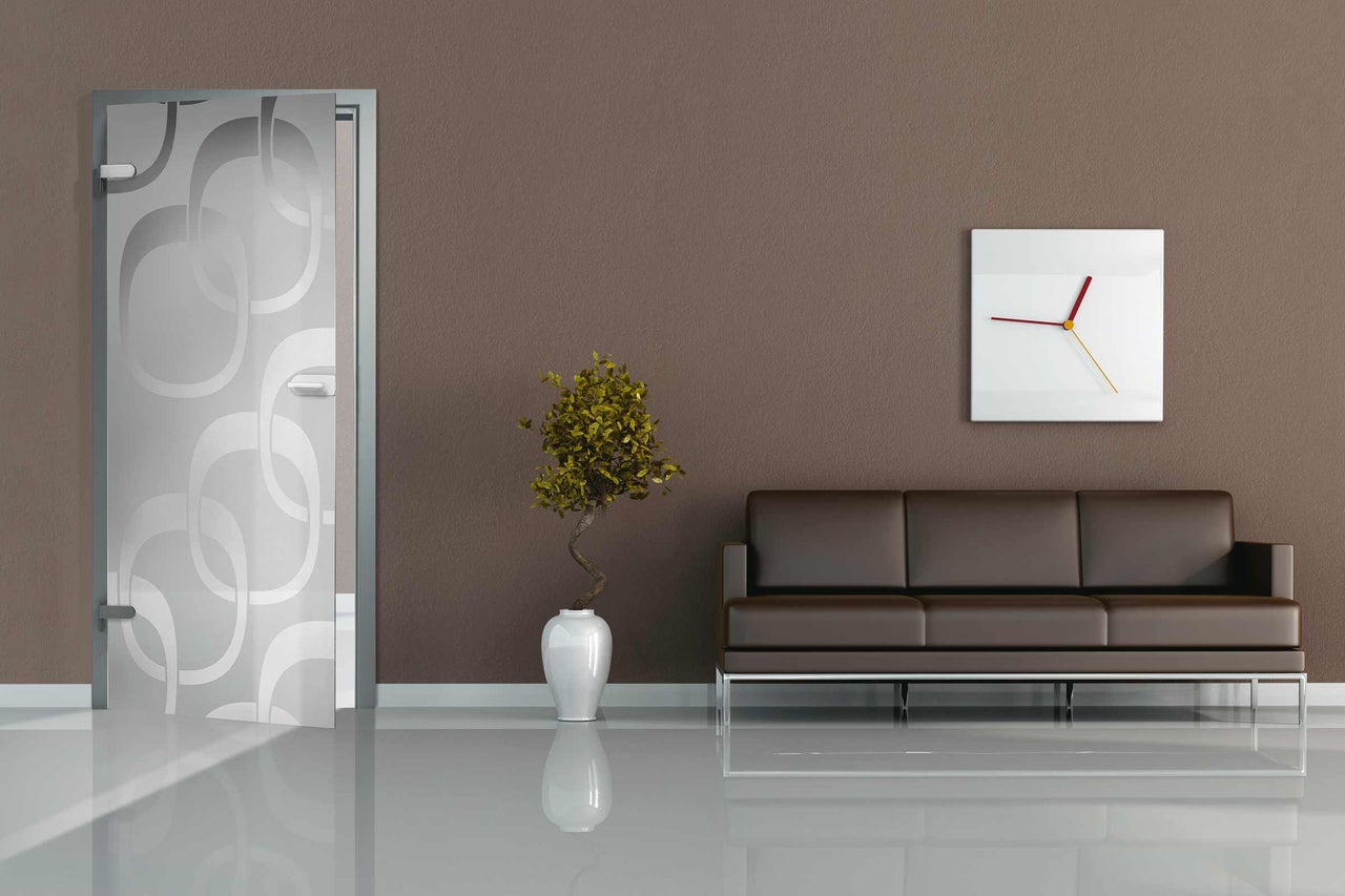 Salon moderne avec porte en verre, canapé et décoration