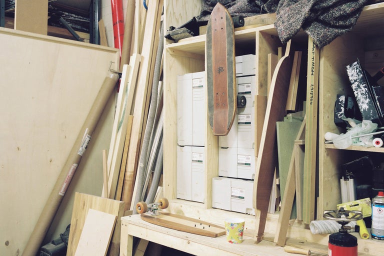 Atelier avec bois, outils et planches à roulettes dans une étagère