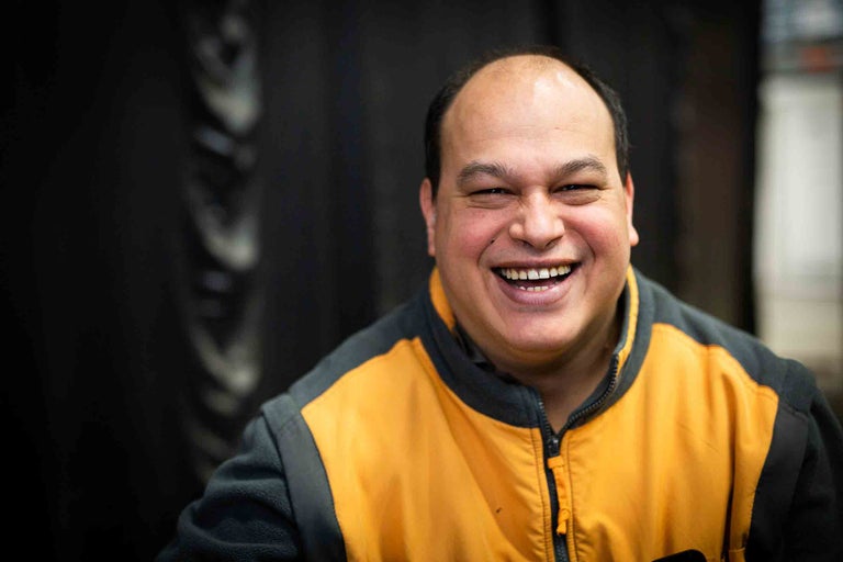 Porträt eines lächelnden Mannes in Arbeitskleidung