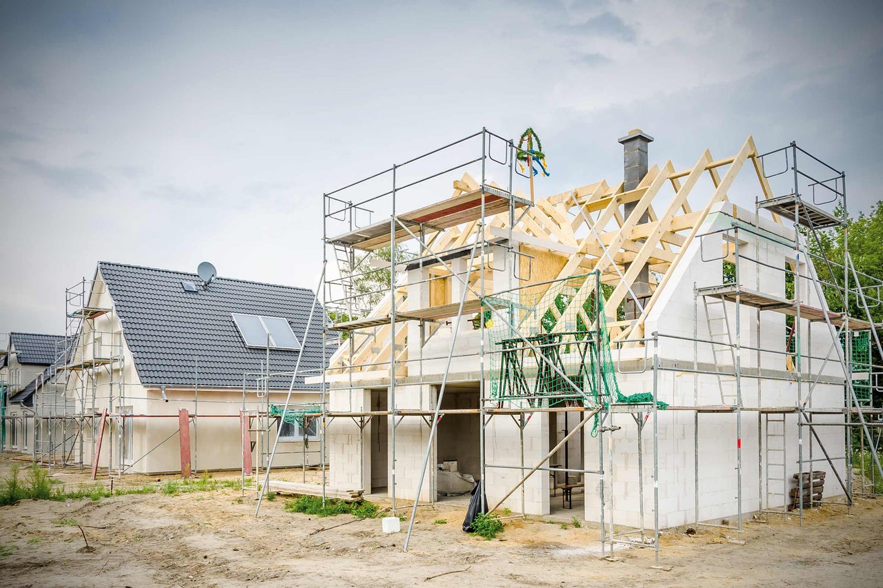 Neubau mit Gerüst und Richtkranz