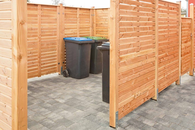 Cache-poubelles en bois avec plusieurs poubelles