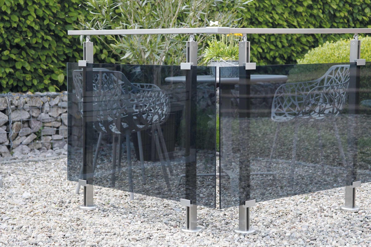 Clôture de confidentialité en verre avec poteaux en acier inoxydable dans le jardin