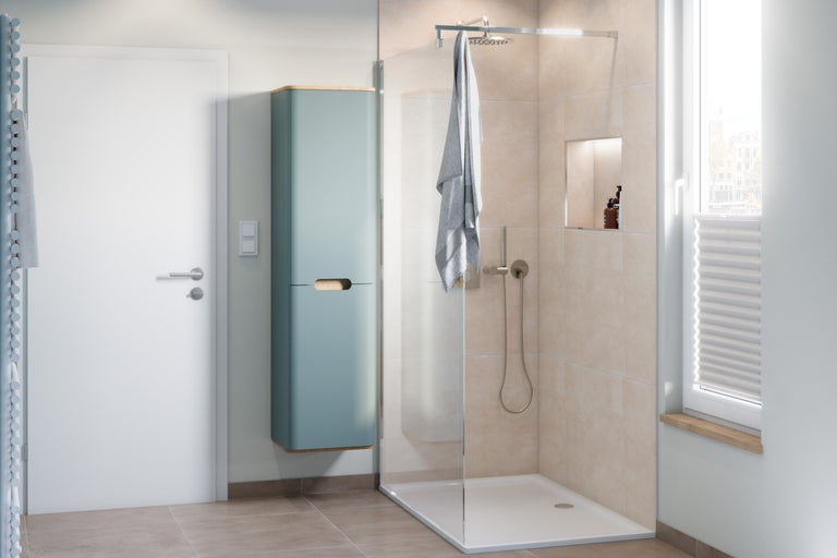 Salle de bain lumineuse avec douche, meuble sous-lavabo et fenêtre