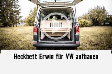 Heckansicht eines VW Busses mit eingebautem Heckbett aus Holz