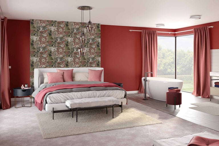 Helles Schlafzimmer mit Badewanne, gemusterter Tapete und modernen Möbeln.