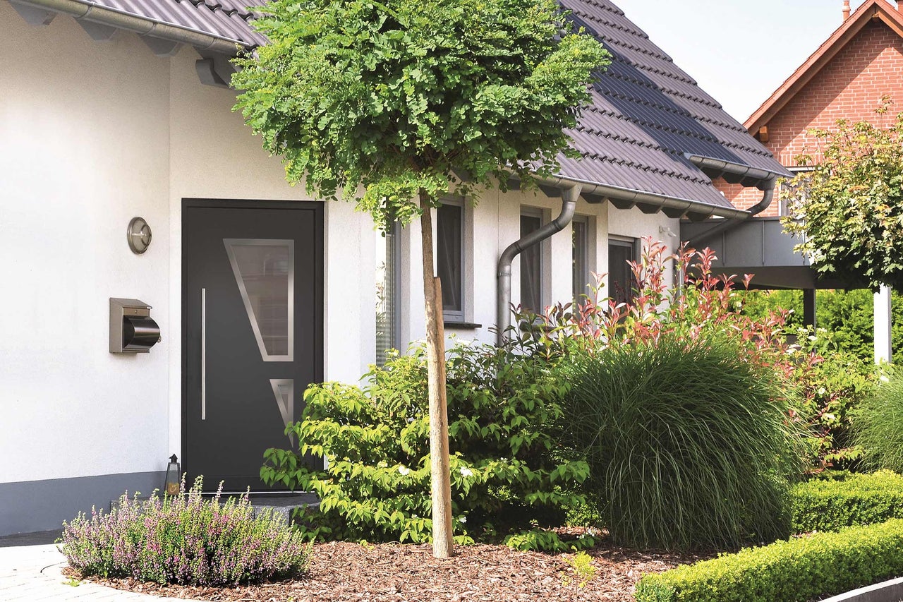 Maison individuelle avec porte d'entrée, boîte aux lettres et jardin