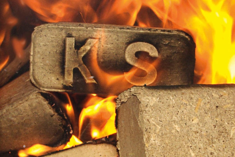 Briquettes de combustible avec lettres gravées dans le feu