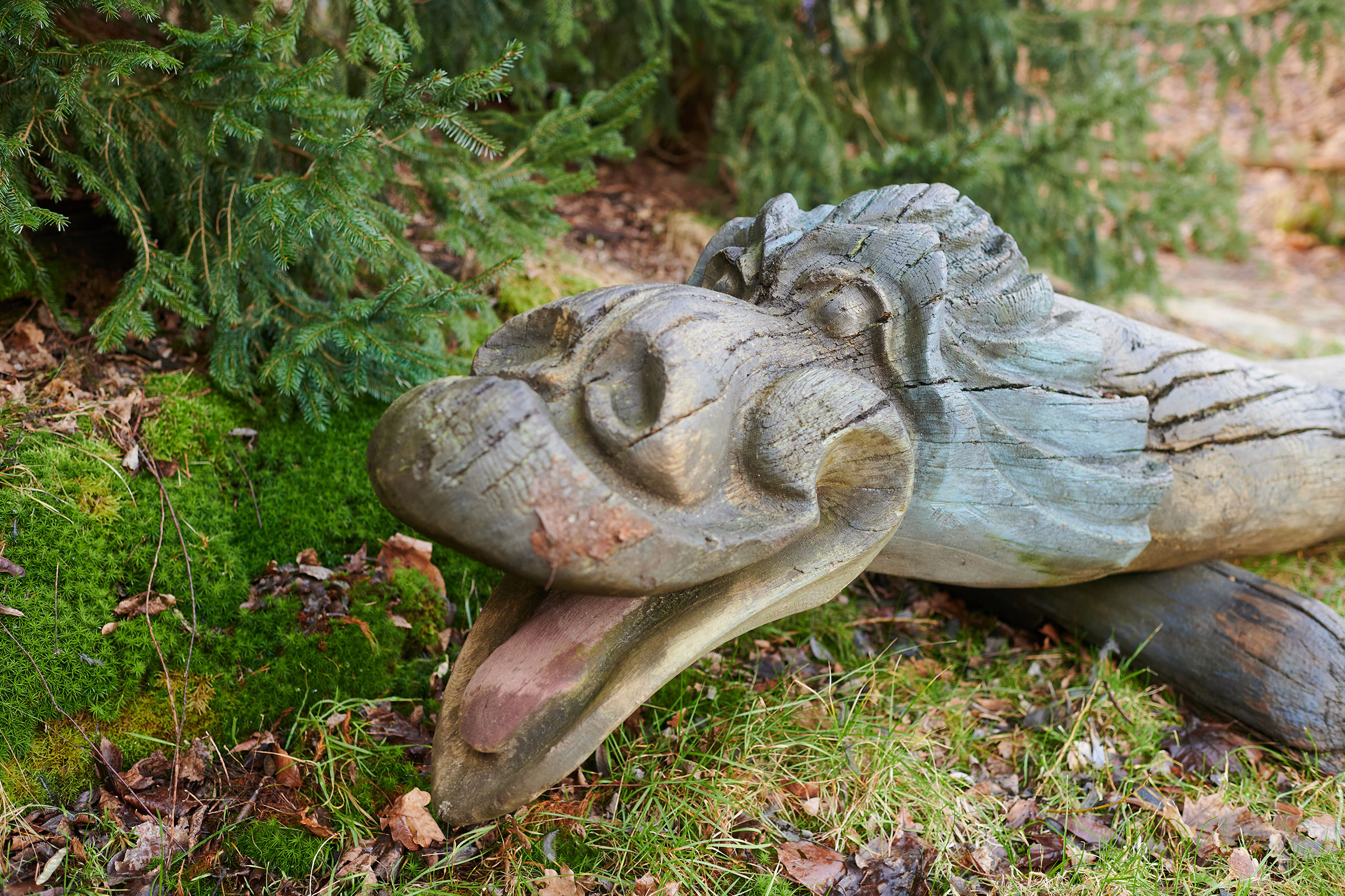 Holzdrachenfigur im Garten