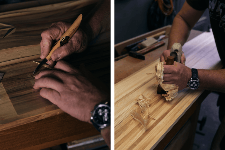 Auf dem Bild sind die Hände eines Handwerkers zu sehen, der Holz mit einem Stecheisen bearbeitet und Hobelspäne erzeugt.