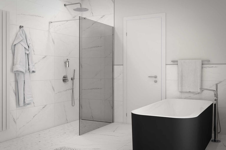Salle de bains avec paroi de douche, baignoire et carrelage en marbre blanc