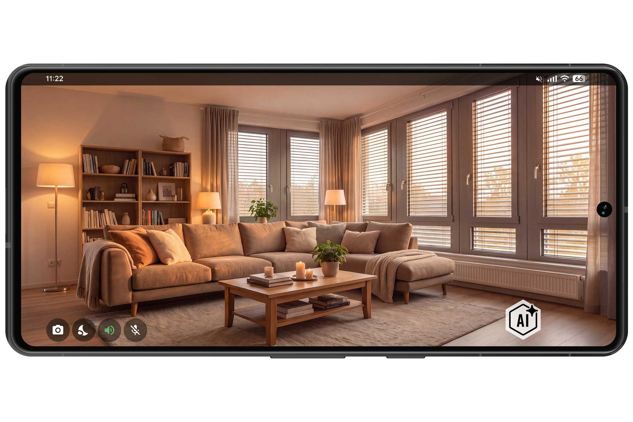 Wohnzimmer mit Sofa, Couchtisch und Bücherregal auf einem Smartphone Bildschirm dargestellt. Bild ist als KI-modifiziert gekennzeichnet.