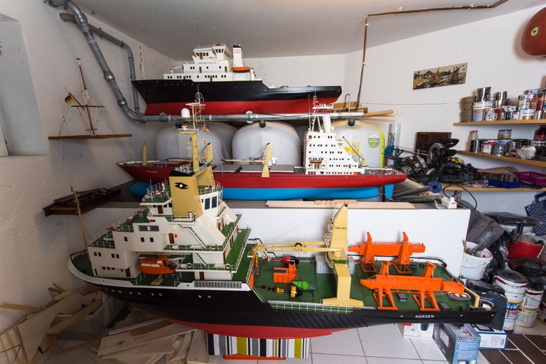 Ansammlung von Schiffsmodellbausätzen in einem Raum