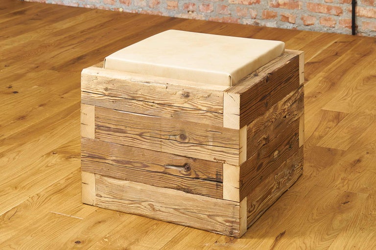 Tabouret en bois avec coussin d'assise