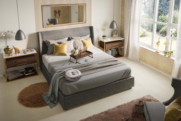 Helles Schlafzimmer mit Doppelbett, Nachttischen und Tageslicht.