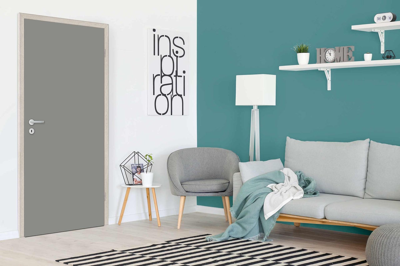 Salon avec porte intérieure, canapé et décoration