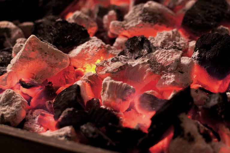 Braises de barbecue incandescentes