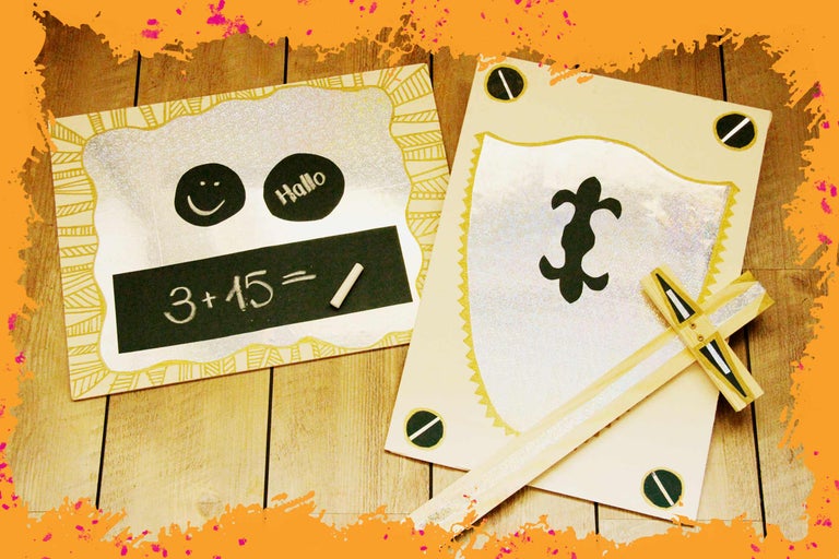 Carte bricolée avec problème de calcul et blason de chevalier avec épée