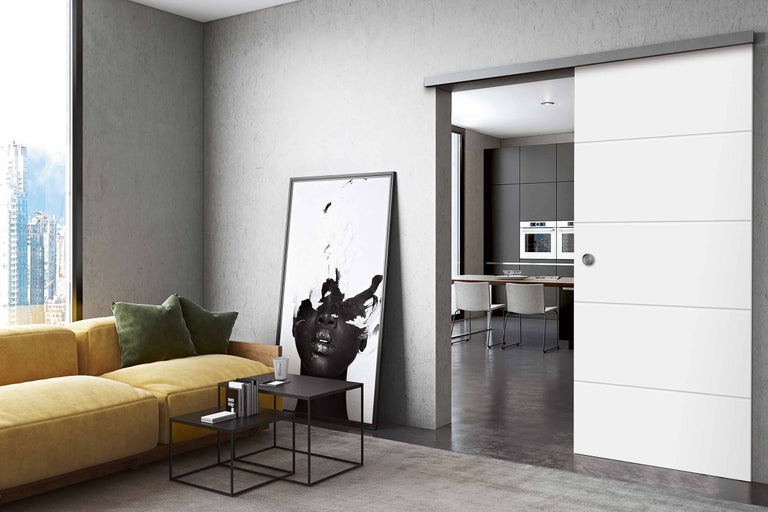 Wohnzimmer mit gelbem Sofa, Couchtischen und weißer Schiebetür